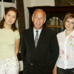 Le professeur T. A. Alikhanov et les étudiantes