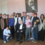Le professeur S. L. Dorensky avec les étudiantes et les diplômés